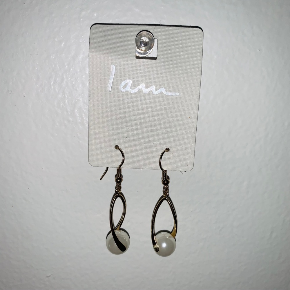 🎀 Pearl Dangle Earrings - Picture 3 of 4